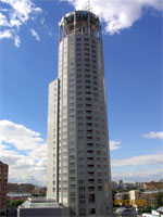 Это недавно открытый Swissotel (5-зв. гостиница), одно из самых высоких и красивых зданий Москвы.